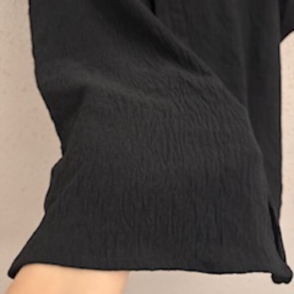 Blusa Negra Casual con Cuello en V (Black Casual V-Neck Blouse) - Picture 3 of 5